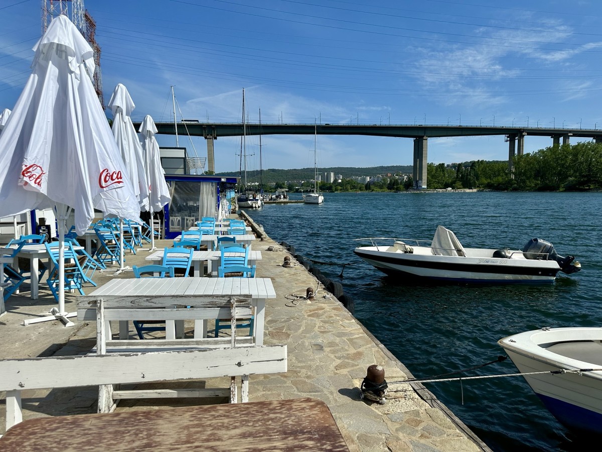 Menschen springen vor unseren Augen von der höchsten Brücke Warnas